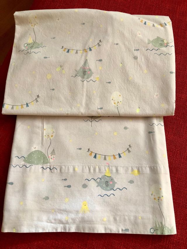 Conjunto sabanas cuna y protectores.