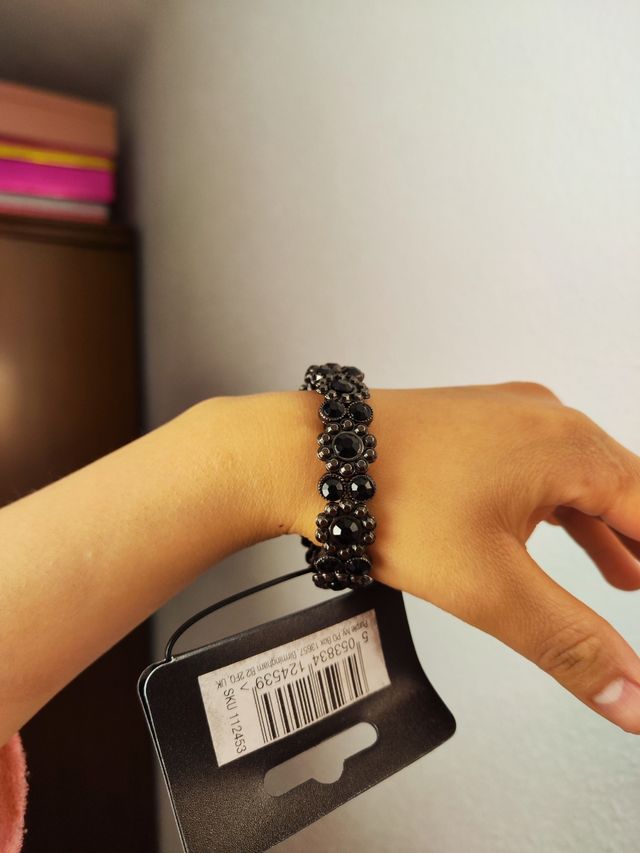 Pulsera negra de flores