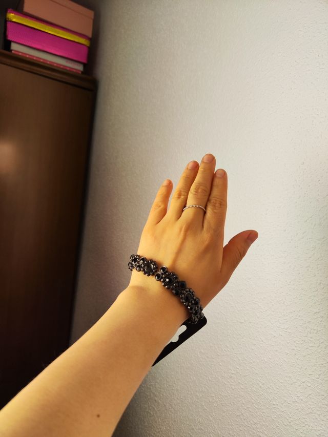 Pulsera negra de flores