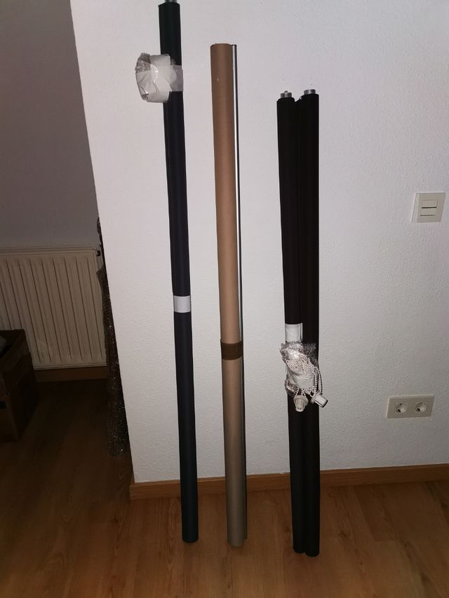 Varios estores marrón, gris y beige