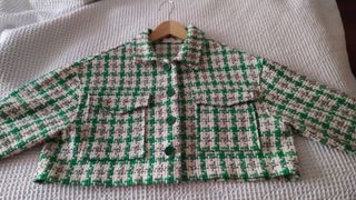 Chaqueta corta tipo chanel.