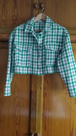 Chaqueta corta tipo chanel.