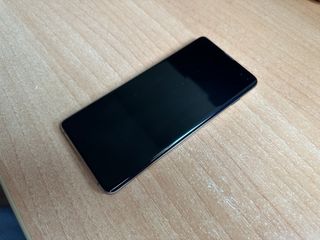 Samsung galaxy S10+, cargador, protrotec. pantalla