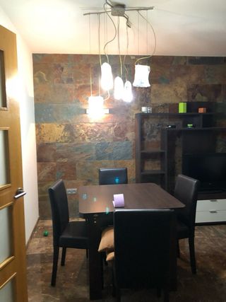 Mesa y 4 sillas de comedor.