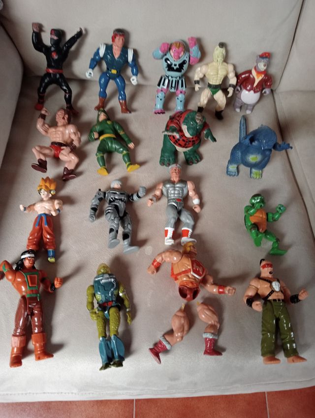 17 MUÑECOS ARTICULADOS VARIADOS