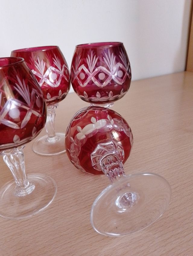 Copas rojas talladas , cristal bohemia 