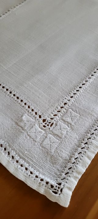 Centro ricamato a mano