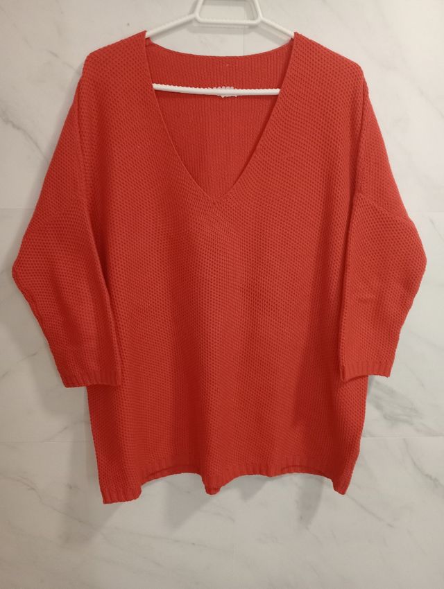 Suéter de pico color coral