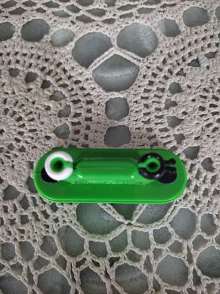 Enhebrador de aguja. Tengo dos. 