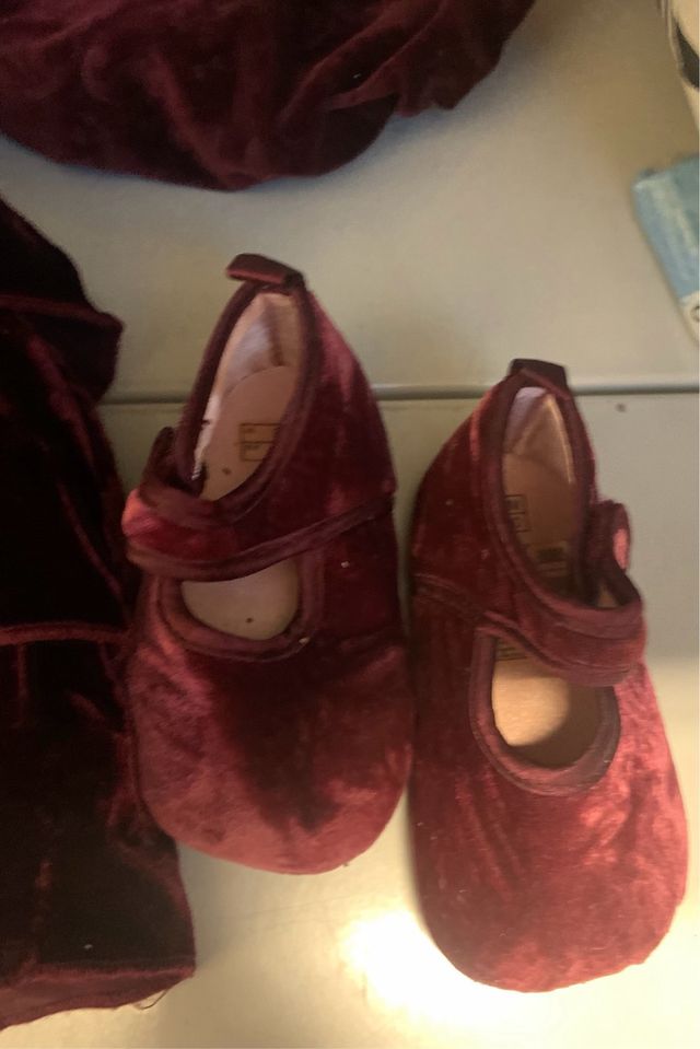 Vestido terciopelo 9-12meses con 2 zapatos y gorro