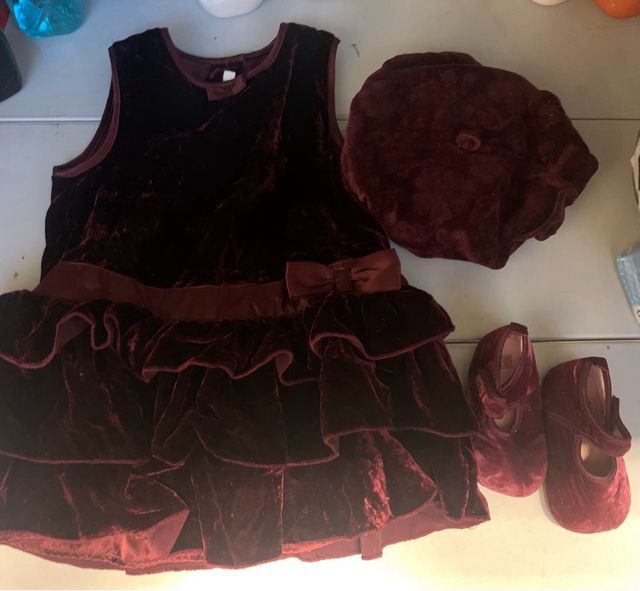Vestido terciopelo 9-12meses con 2 zapatos y gorro
