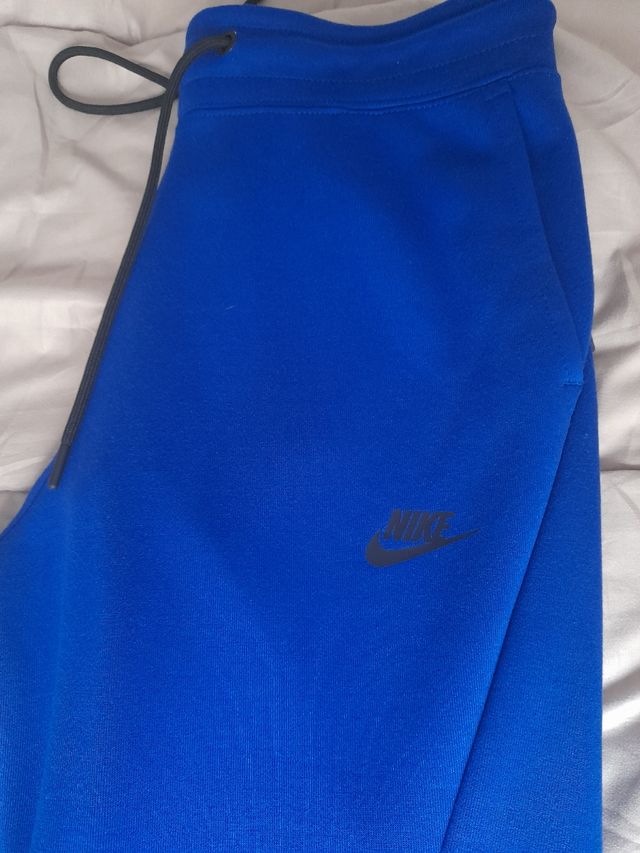 Pantalón tech azul.