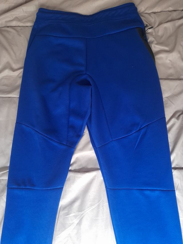 Pantalón tech azul.