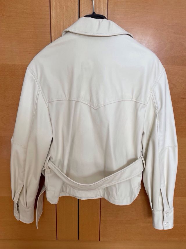 cazadora polipiel blanca