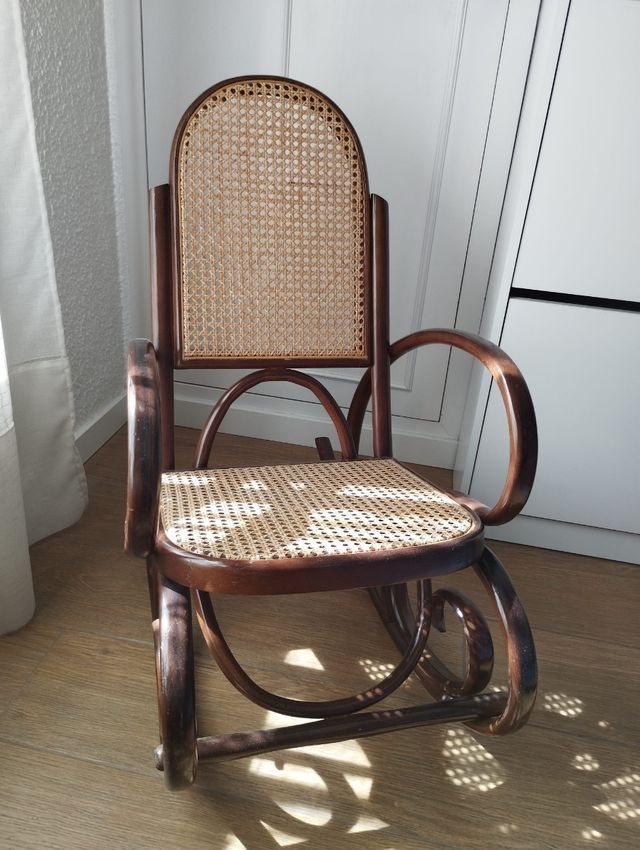 ANTIGUA MECEDORA TIPO THONET