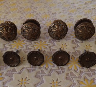 16 pomelli in ottone anni 70 a € 90.