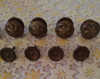 16 pomelli in ottone anni 70 a € 90.