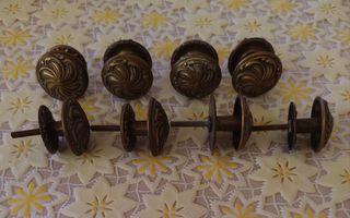 16 pomelli in ottone anni 70 a € 90.