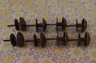 16 pomelli in ottone anni 70 a € 90.