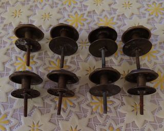 16 pomelli in ottone anni 70 a € 90.