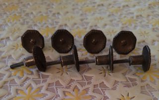 16 pomelli in ottone anni 70 a € 90.