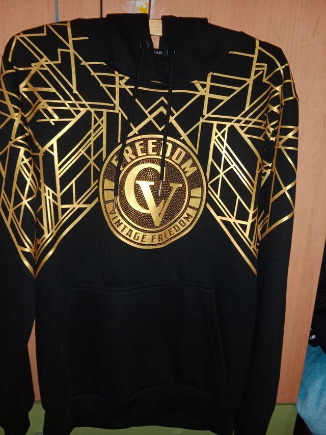 Sudadera negra con capucha