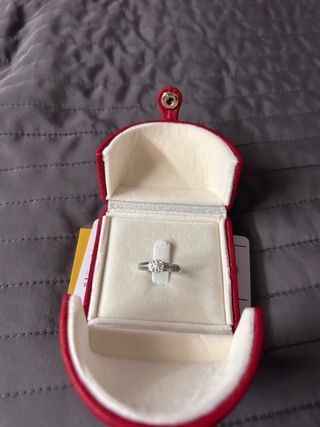 Anillo  Diamantes  y oro blanco valorado en 662 €