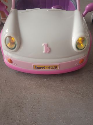 Coche y muñecas barriguitas