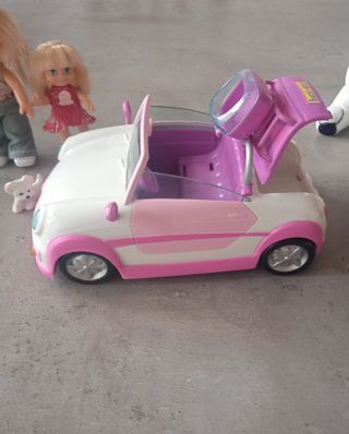 Coche y muñecas barriguitas