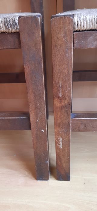 Dos sillas rústicas