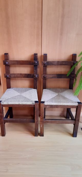 Dos sillas rústicas