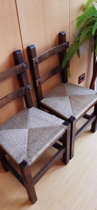 Dos sillas rústicas
