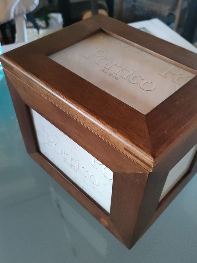 Álbum de fotos en caja de madera