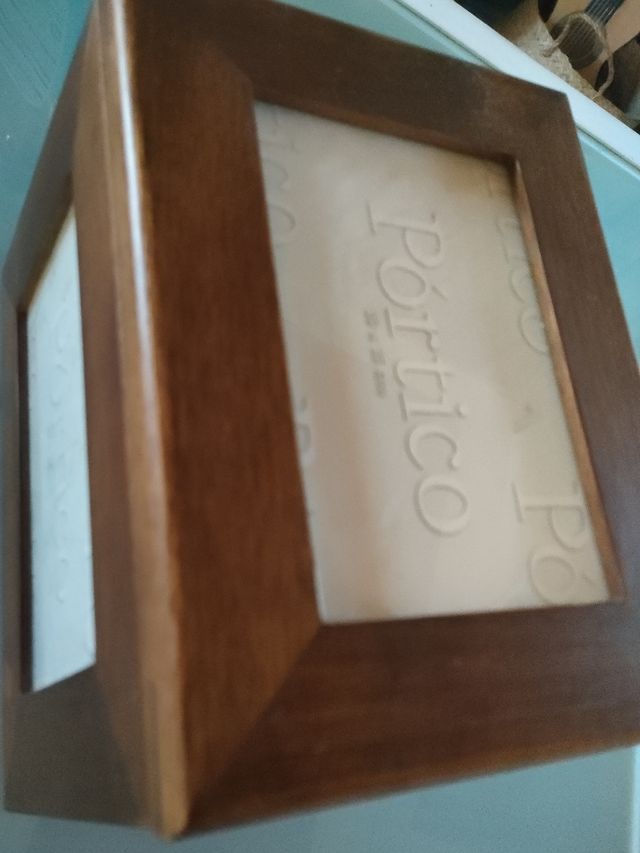Álbum de fotos en caja de madera
