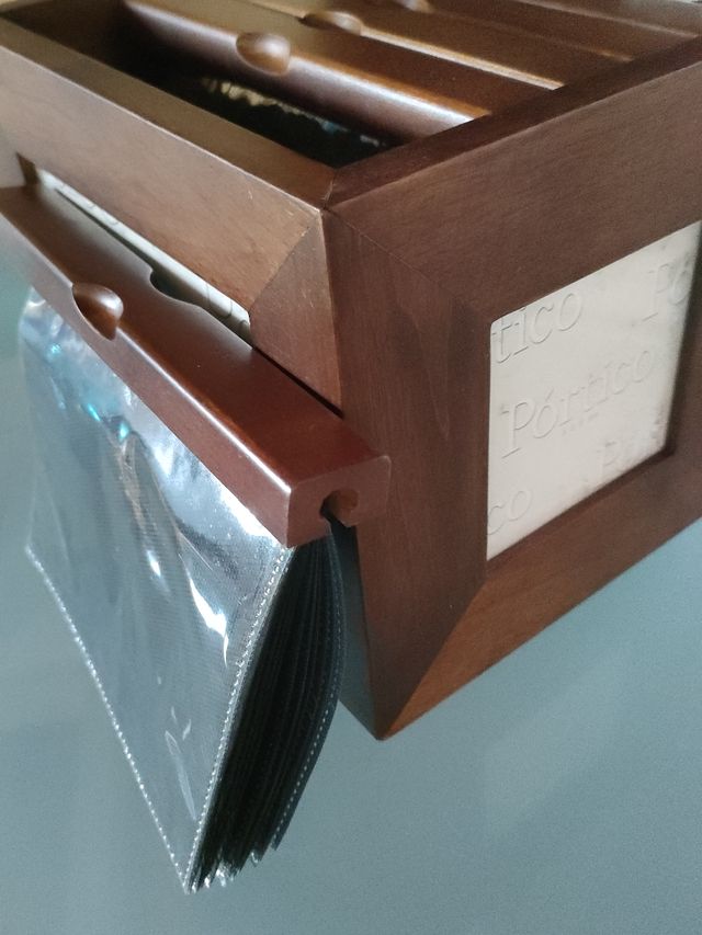 Álbum de fotos en caja de madera