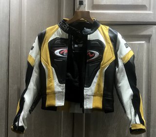 Mono de cuero de moto