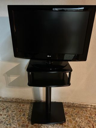 televisión y mesita