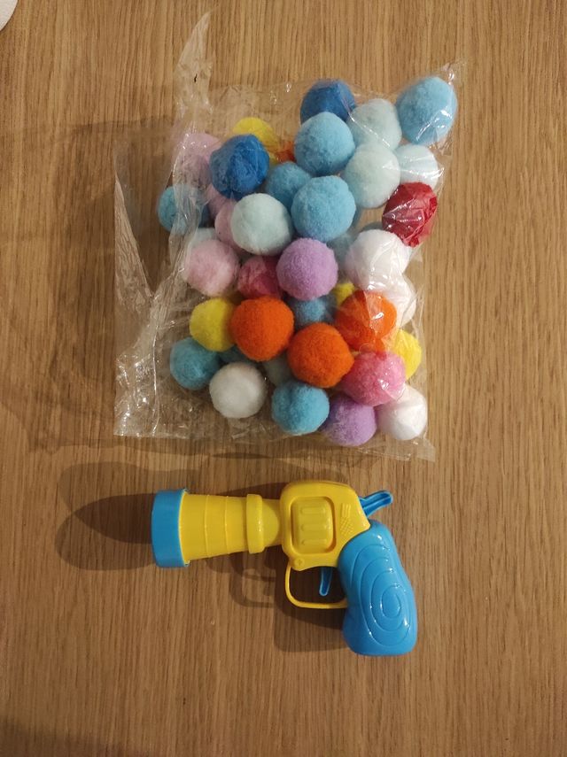 Pistola bolas juguete mascota