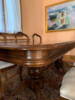 Mesa de salón clásica