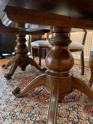 Mesa de salón clásica