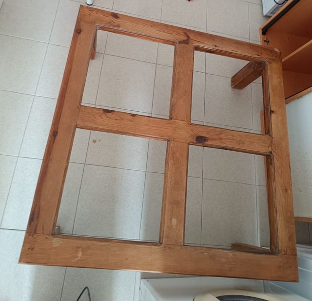 Mesa rústica cuadrada. 