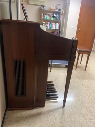 Órgano yamaha de madera color roble