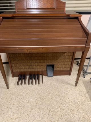 Órgano yamaha de madera color roble