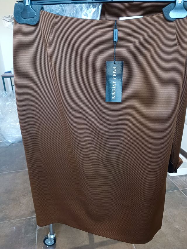 Tailleur donna con gonna 