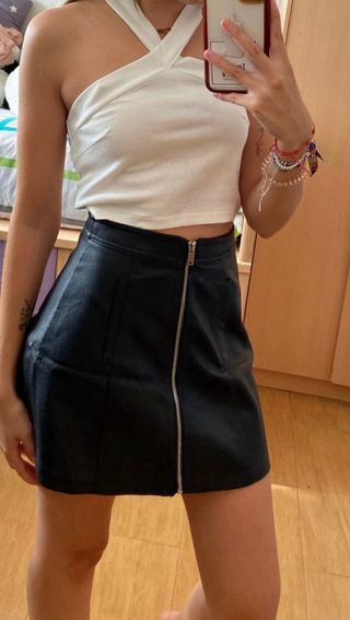 Falda negra de cuero con cremallera