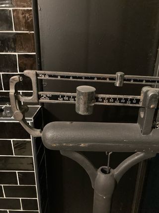 Bascula de farmacia antigua