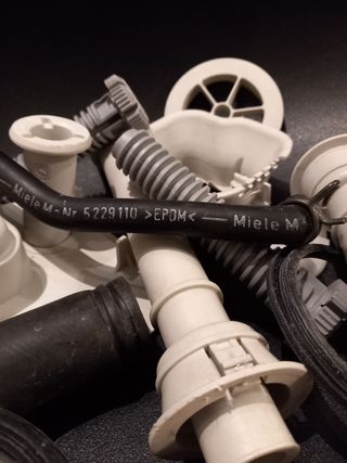Varios plásticos lavavajillas miele 