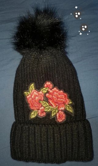 Gorro Negro Bordado con pompon