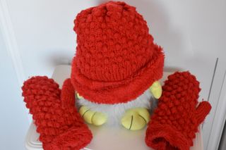 Gorro y manoplas rojos