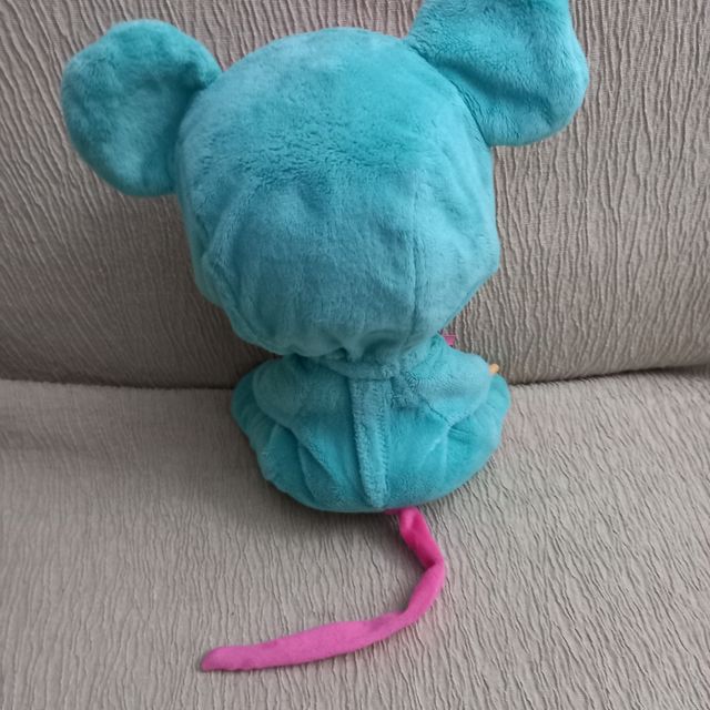 Bebé llorón grande, habla, ríe, llora de verdad